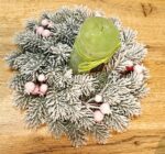 Zasněžený vánoční věnec 25 cm - Obrázek 2